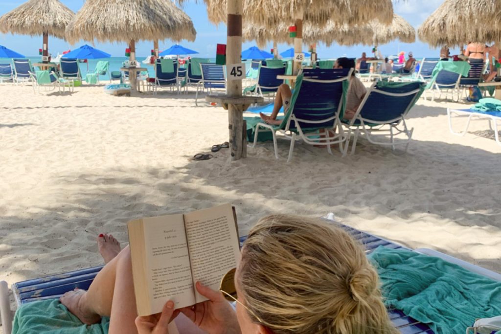 Läser bok aruba palm beach